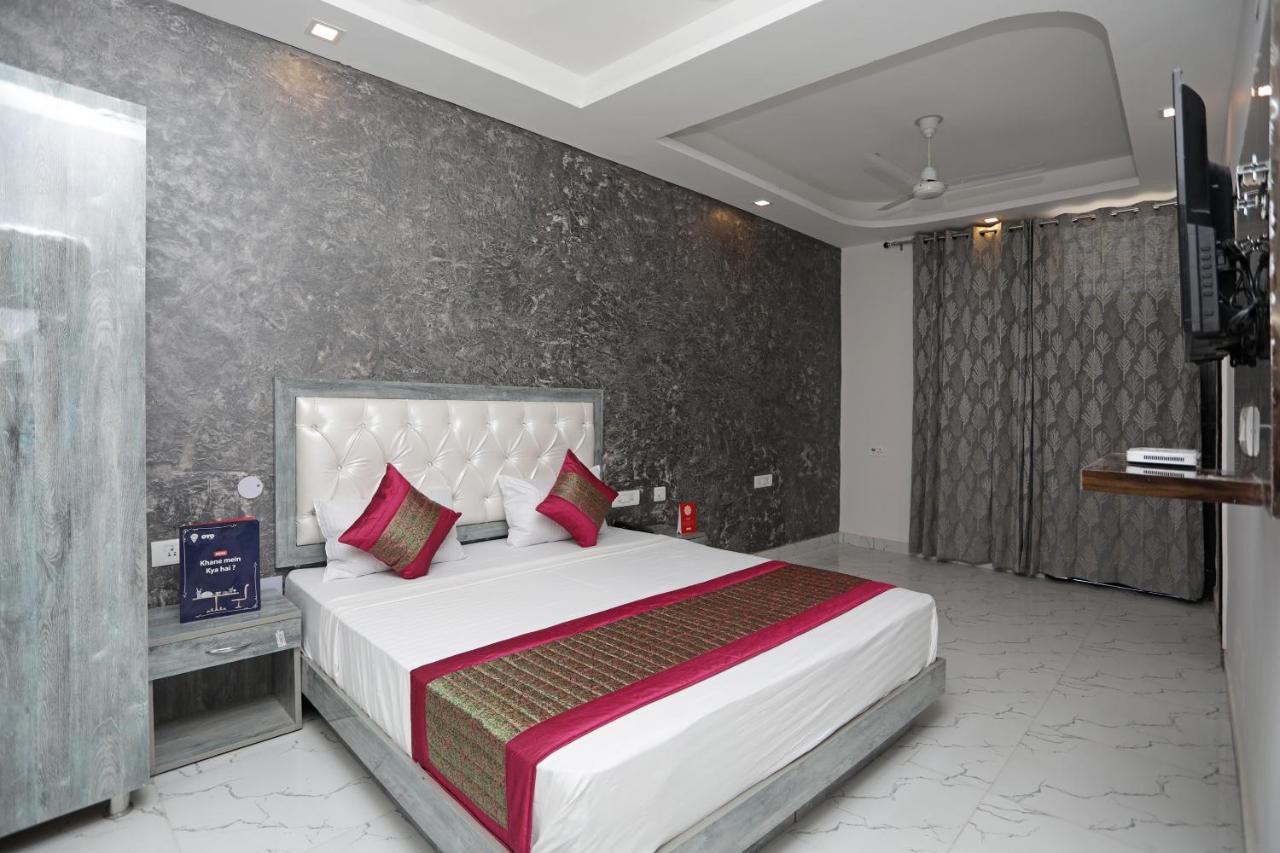 Oyo 12673 The Diplomat Inn Delhi  Exterior foto